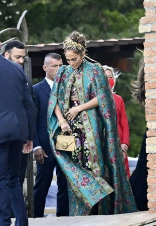 Cennifer Lopezin geyimi gündəm oldu - FOTOLAR